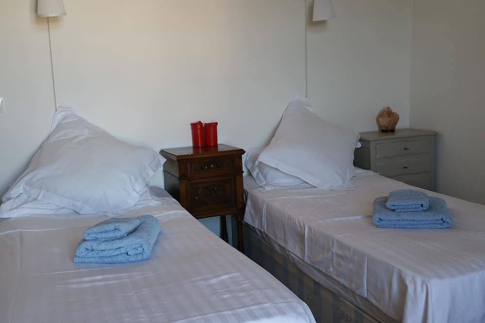Vine Views Suntrap Terrace, Garden And Small Pool With Terrace in Pouzolles, Béziers region