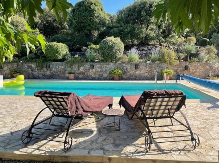 Gîte pour 2 personnes, avec piscine ainsi que jardin et terrasse, animaux acceptés