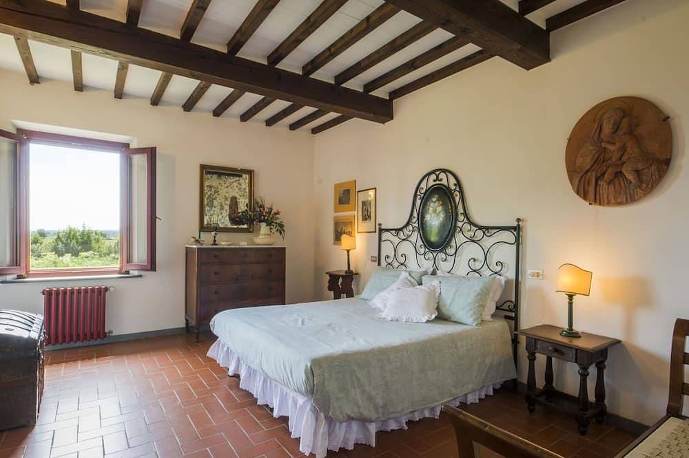 Atemberaubendes alleinstehendes Ferienhaus für 9 Leute mit  W-Lan, Tv und Innenhof in Casciana Terme Lari, Pisa Provinz