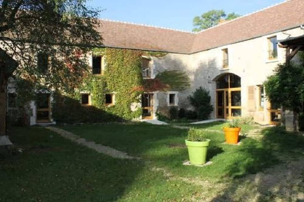 The Squirrel Reserve in Étivey, Avallon region