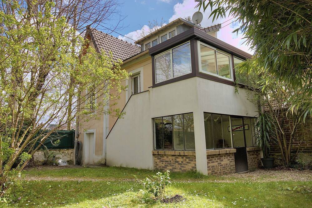 Charmante Petite Maison Située sur une île des Bords de Marne à 15 mn de Paris in Joinville-le-Pont, Val-de-Marne