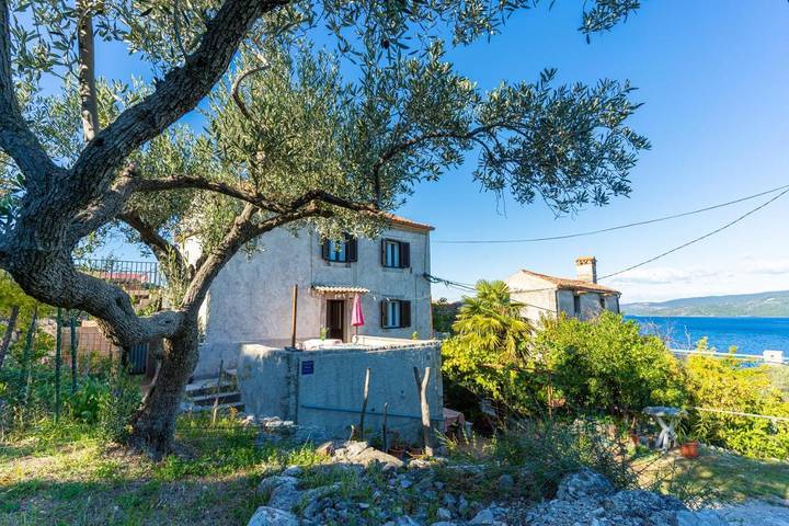 Ferienwohnung für 3 Personen, mit Terrasse und Garten sowie Ausblick in Valun