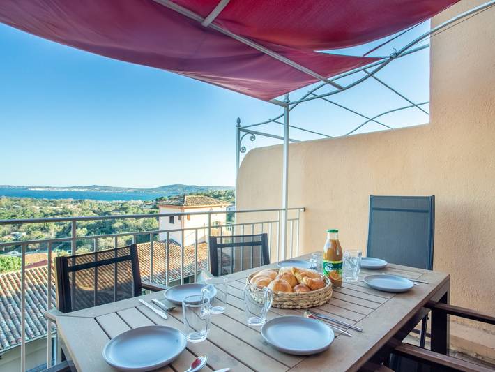 Ferienwohnung für 6 Personen, mit Garten und Balkon sowie Kinderpool und Ausblick in Grimaud