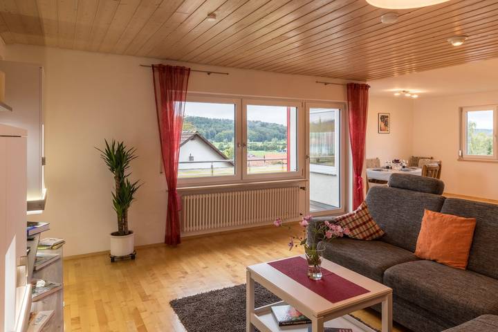 Entire apartment, Newly Renovated Apartment “Ferienwohnung Jansen” with Wi-Fi, Balcony & Loggia; Parking Available in Ebenweiler, Region Bodensee-Oberschwaben