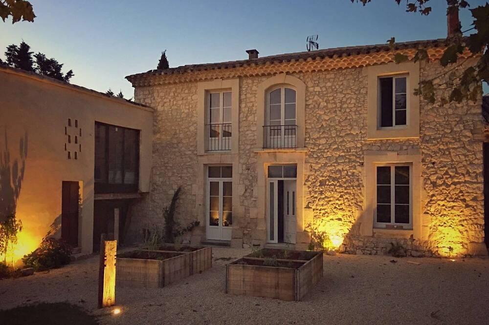 Large family farmhouse near L'Isle-sur-la-Sorgue in Velleron, Vaucluse