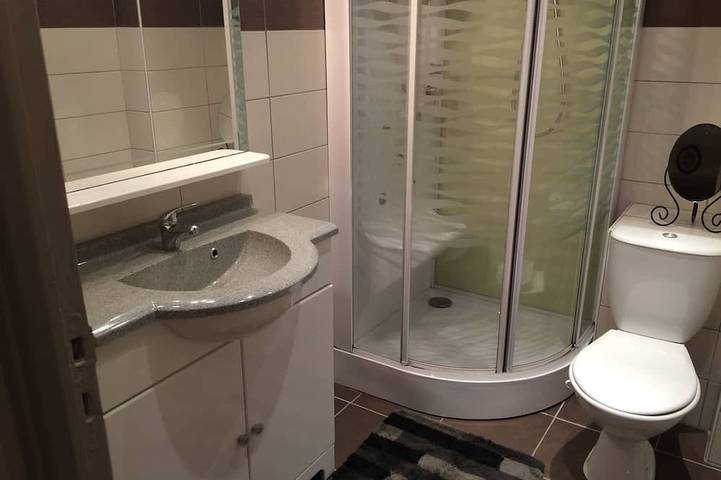 Ganze Wohnung, T2 5 Minuten von der Innenstadt, Garage und Privatparkplatz in Rodez, Aveyron