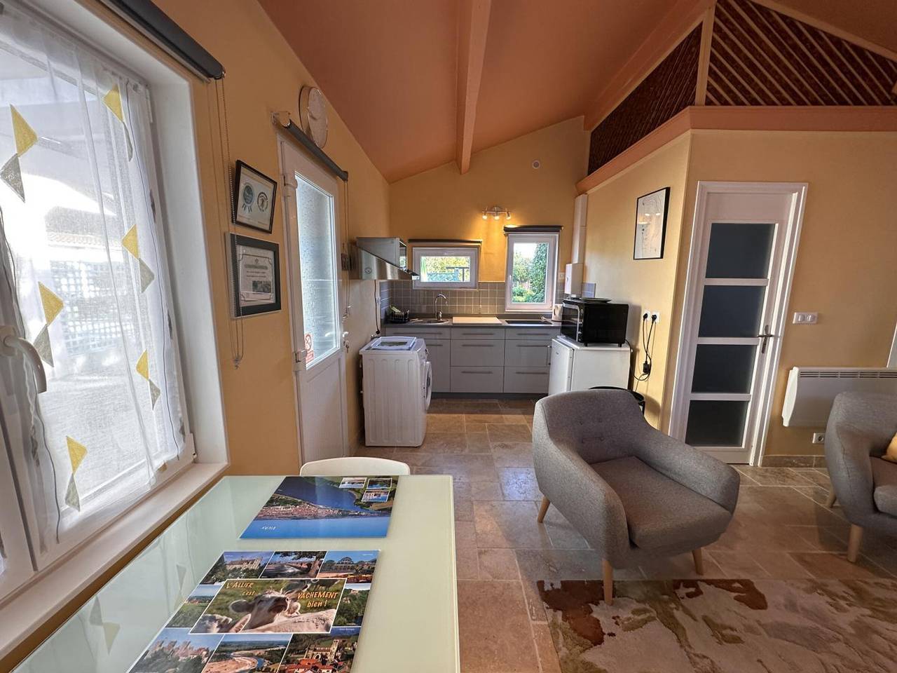 Studio entier, Studio à la campagne avec piscine partagée et jardin in Vendat, Région de Vichy