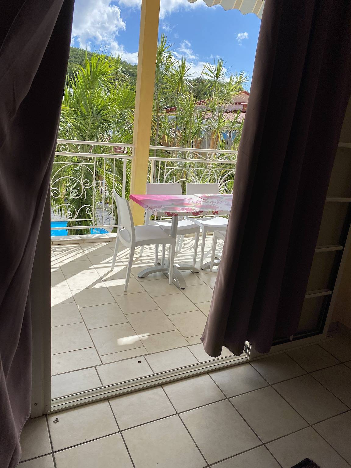 Entire apartment, Bright apartment in Pointe-Noire with shared pool in Pointe-Noire, Guadeloupe (Caribbean)