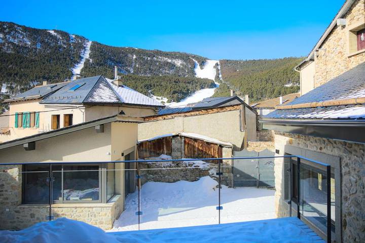 Gîte pour 11 personnes, avec terrasse et jacuzzi, adapté aux familles dans Office De Tourisme Des Angles - 2