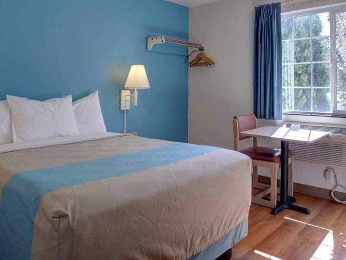 Entire apartment, 1 queen bed|mobility accessible|Nsmk in Wasco County