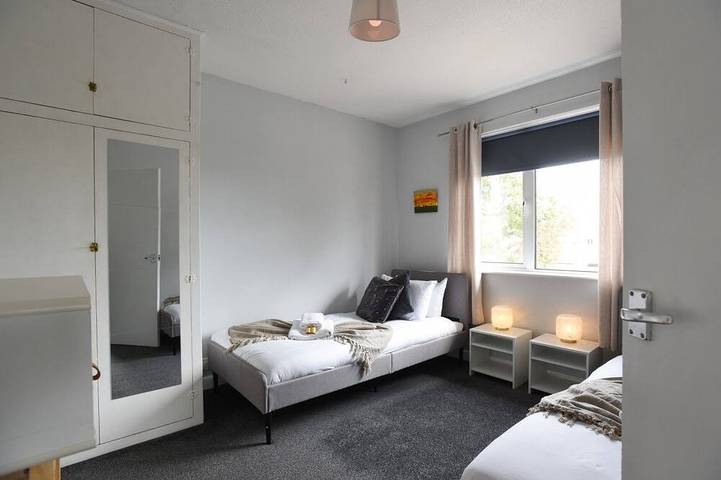 Spacious Portchester Home with Garden & Parking in Fareham, Hampshire