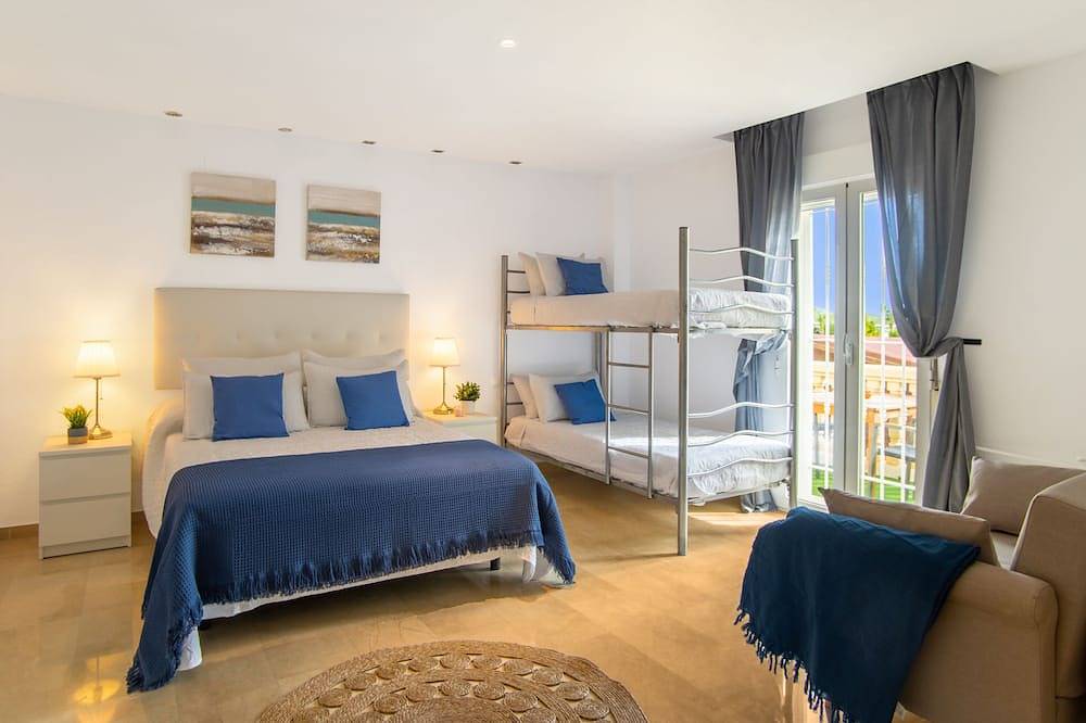 6 Bedroom Luxury Villa ,6 seater Jacuzzi & heated pool . 18 guests max  in Mutxamel, Costa Blanca
