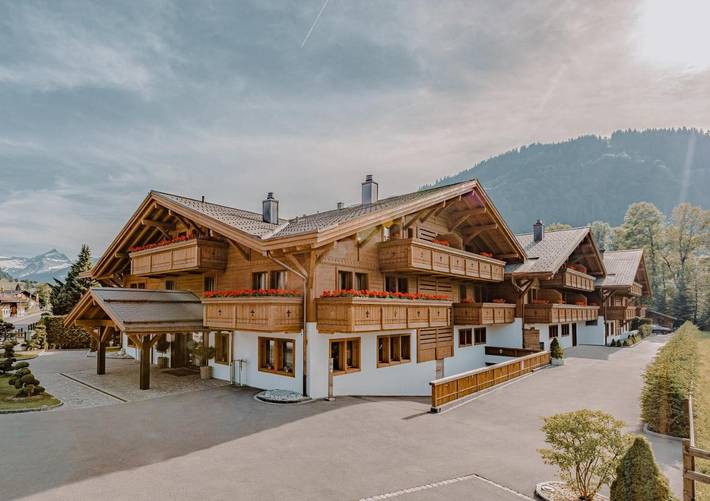 Hotel für 2 Personen, mit Sauna und Ausblick sowie Pool und Garten, mit Haustier in Gstaad