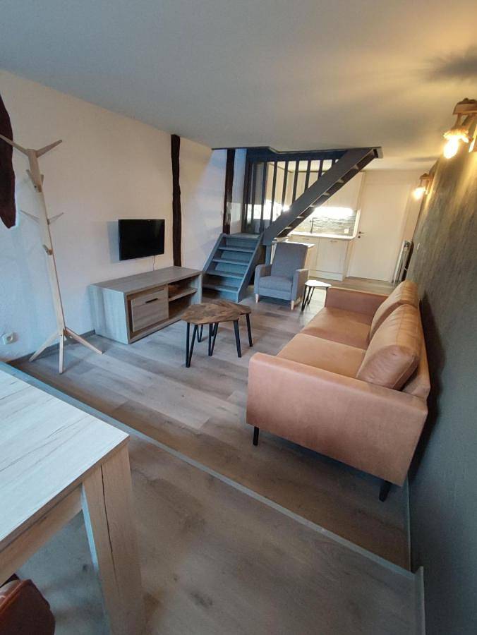 Location de vacances pour 2 personnes, avec terrasse ainsi que vue et jardin dans Rogery - 3