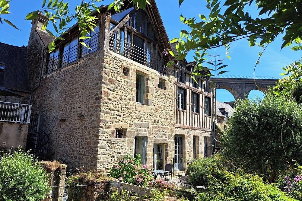 Appartement entier, Appartement élégant dans une position unique avec  vue imprenable sur la Rance. in Lanvallay, Région de Dinan
