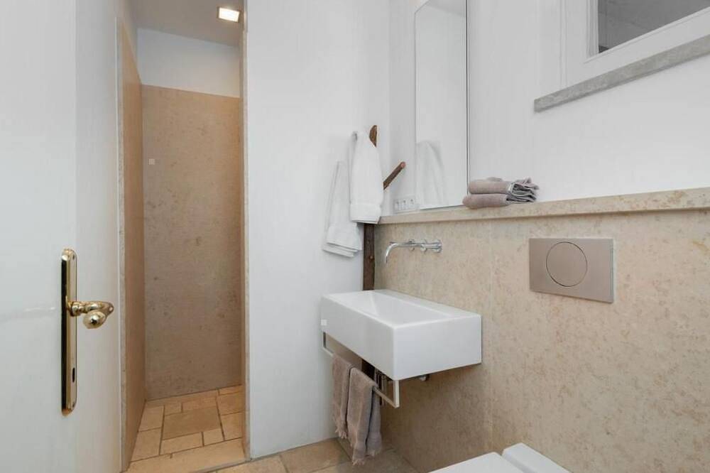 Geheel appartement, Traumhaftes Apartment mit großer Terrasse in Raša, Oostkust Istrië