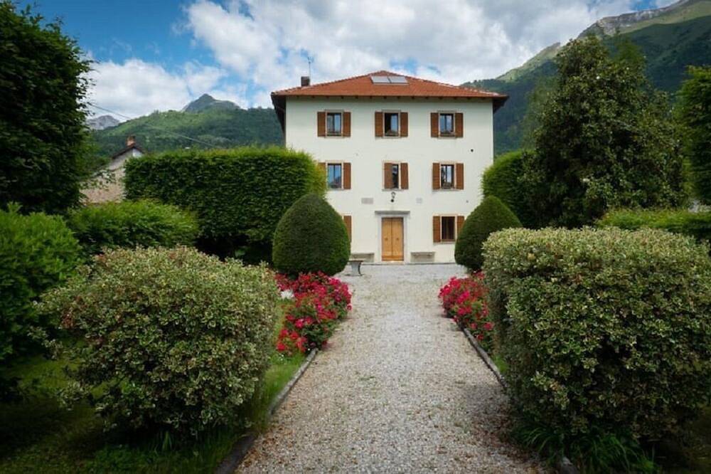 Villa Perale- Apartment in villa with park on the slopes of the Dolomites in Belluno, Schiaragruppe