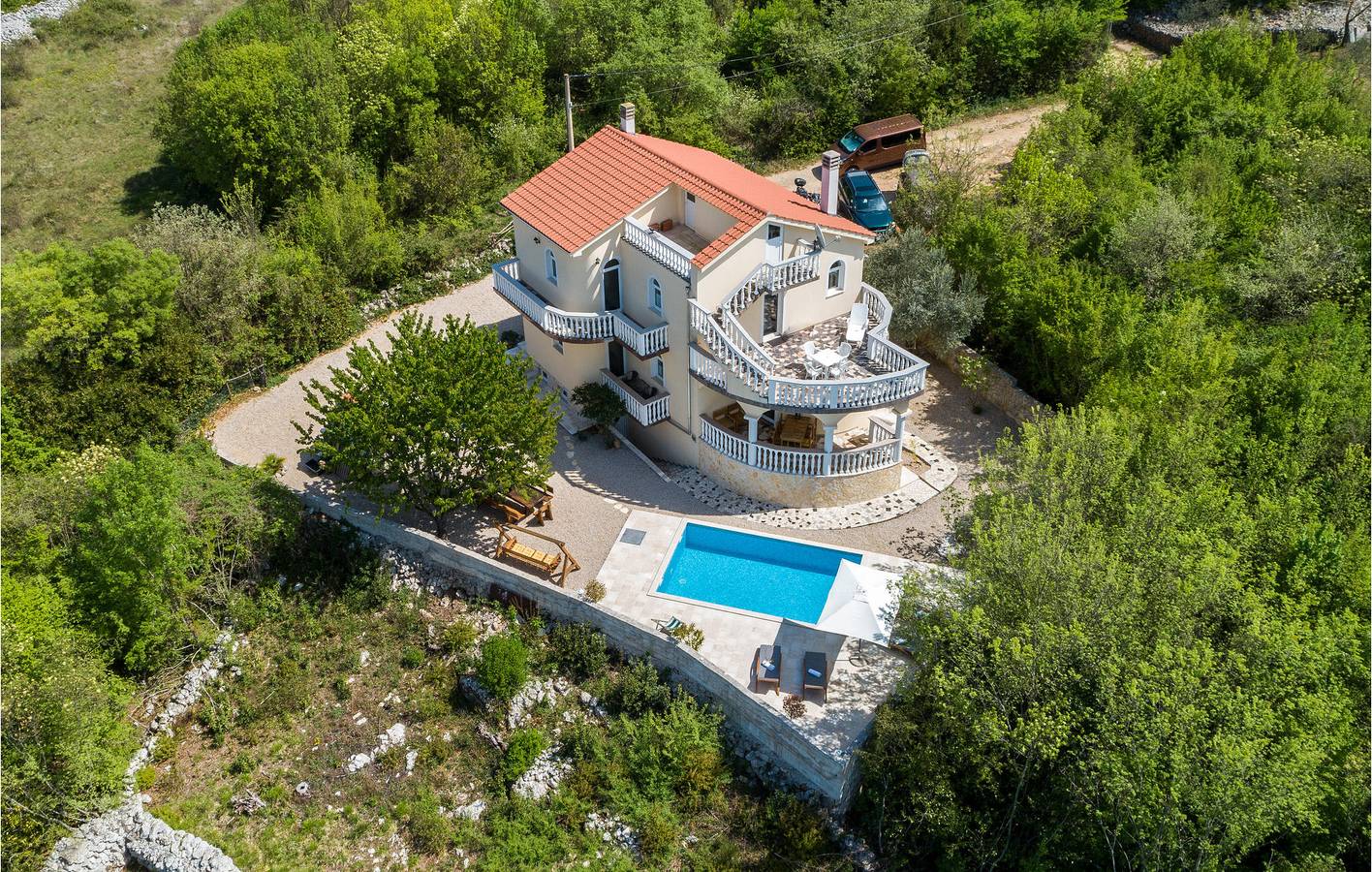 Apartment mit Meerblick, Pool, Parkplatz und WLAN – 2,5 km vom Strand entfernt in Malinska-Dubašnica, Krk