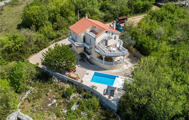Apartment mit Meerblick, Pool, Parkplatz und WLAN – 2,5 km vom Strand entfernt in Malinska-Dubašnica, Krk