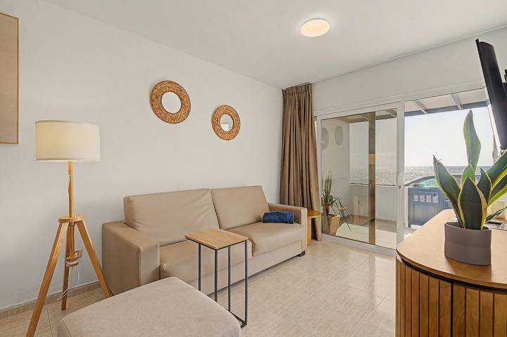 Ganze Wohnung, Ferienwohnung "Callao Beach 3" mit Meerblick, Terrasse und WLAN in Punta de las Mujeres, Haría