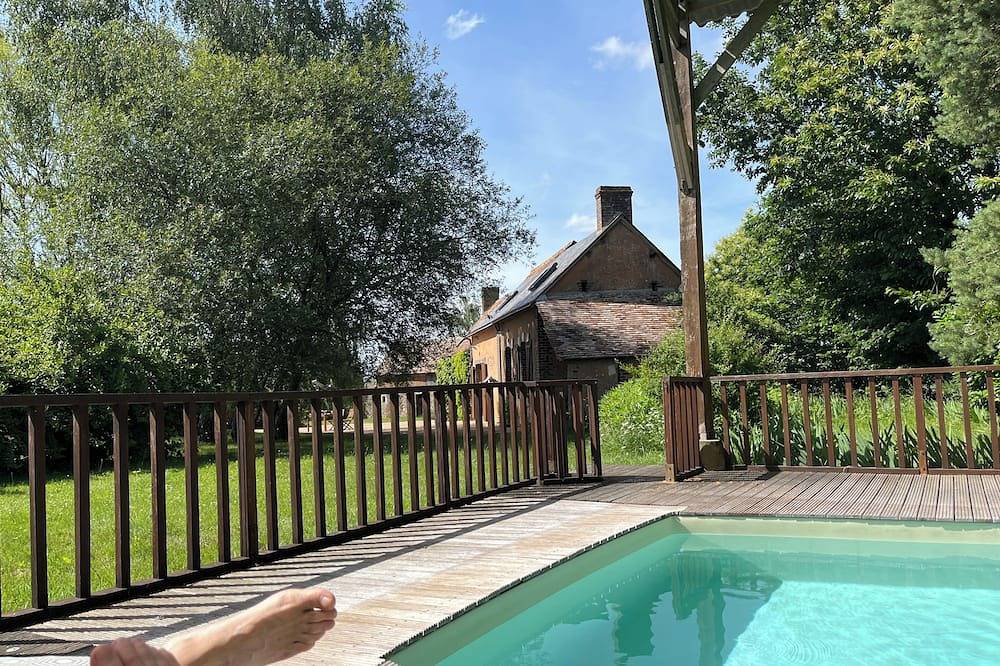 Grande longère confortable et calme avec piscine chauffée et grand jardin arboré in Marigné-Laillé, Sarthe