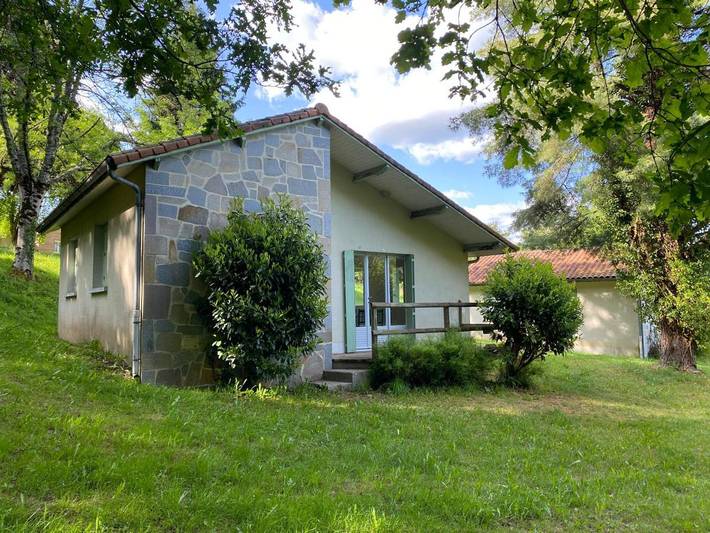 Parc de vacances pour 5 personnes, avec vue ainsi que terrasse et jardin, animaux acceptés dans Manot