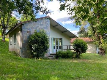 Parc de vacances pour 5 personnes, avec jardin ainsi que terrasse et vue, animaux acceptés dans Manot