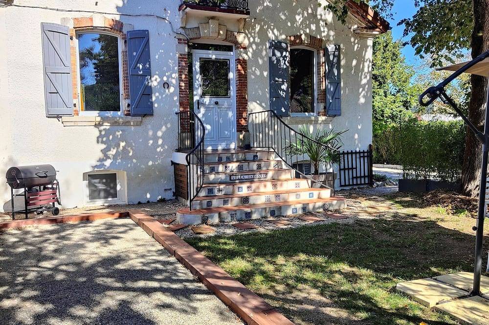 Villa Garona with pool between Toulouse and Pyrenees mountains in Cazères, Alto Garona