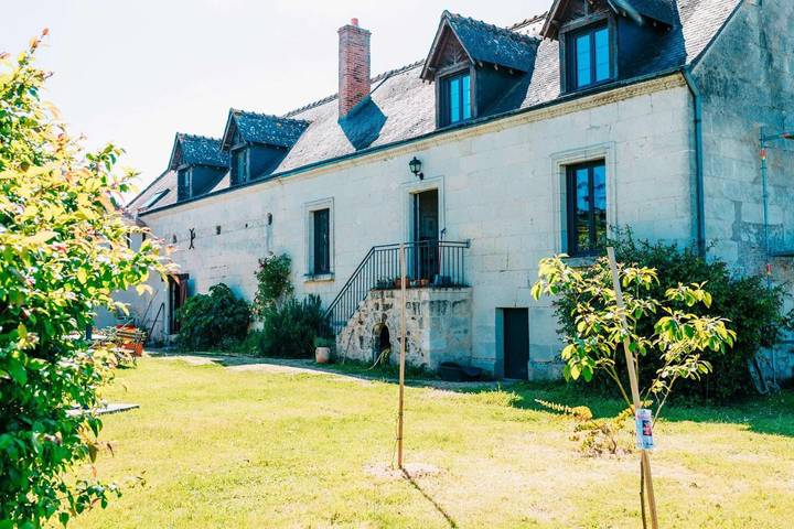 Gîte pour 2 personnes, avec vue ainsi que jardin et piscine à Berthenay