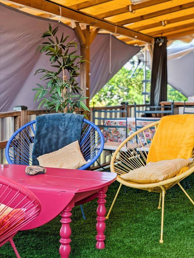 Camping pour 5 personnes, avec Terrasse et Piscine
