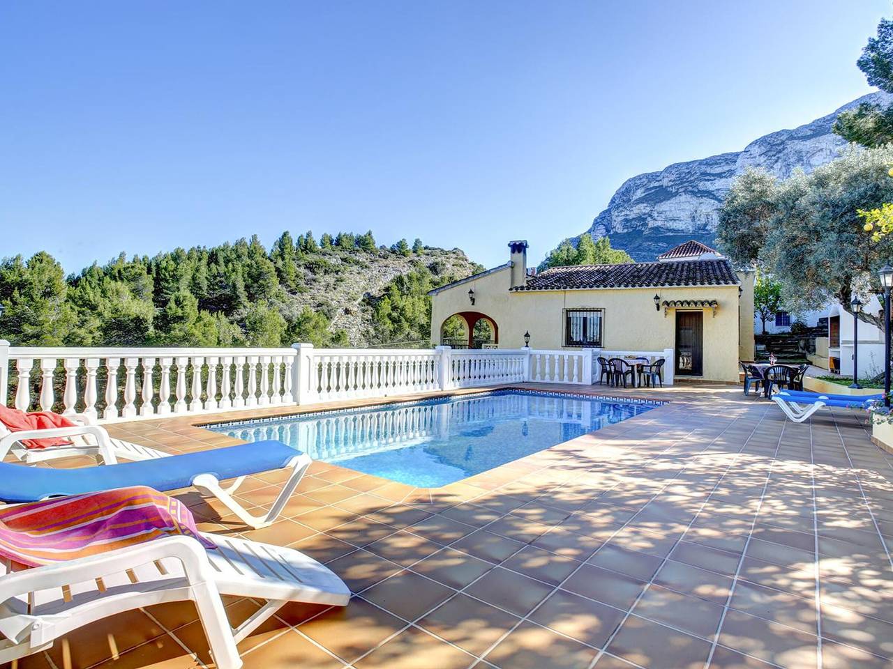 Villa en Denia con piscina privada, aire acondicionado y wifi, cerca de playas y ciudad in Montgó, Dénia