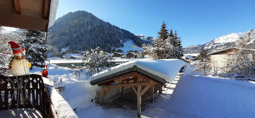 Chalet pour 19 personnes, avec jardin et terrasse ainsi que vue sur le lac et sauna, animaux acceptés