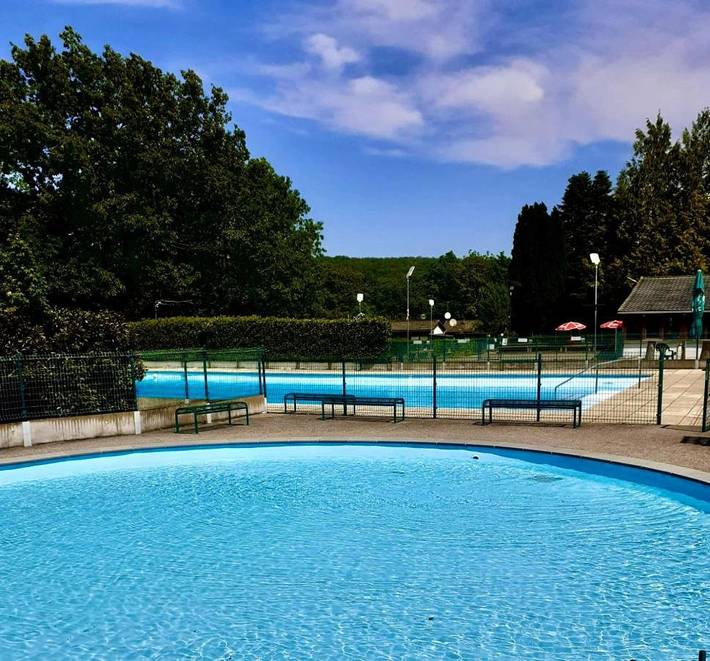 Camping pour 7 personnes, avec piscine ainsi que jardin et terrasse