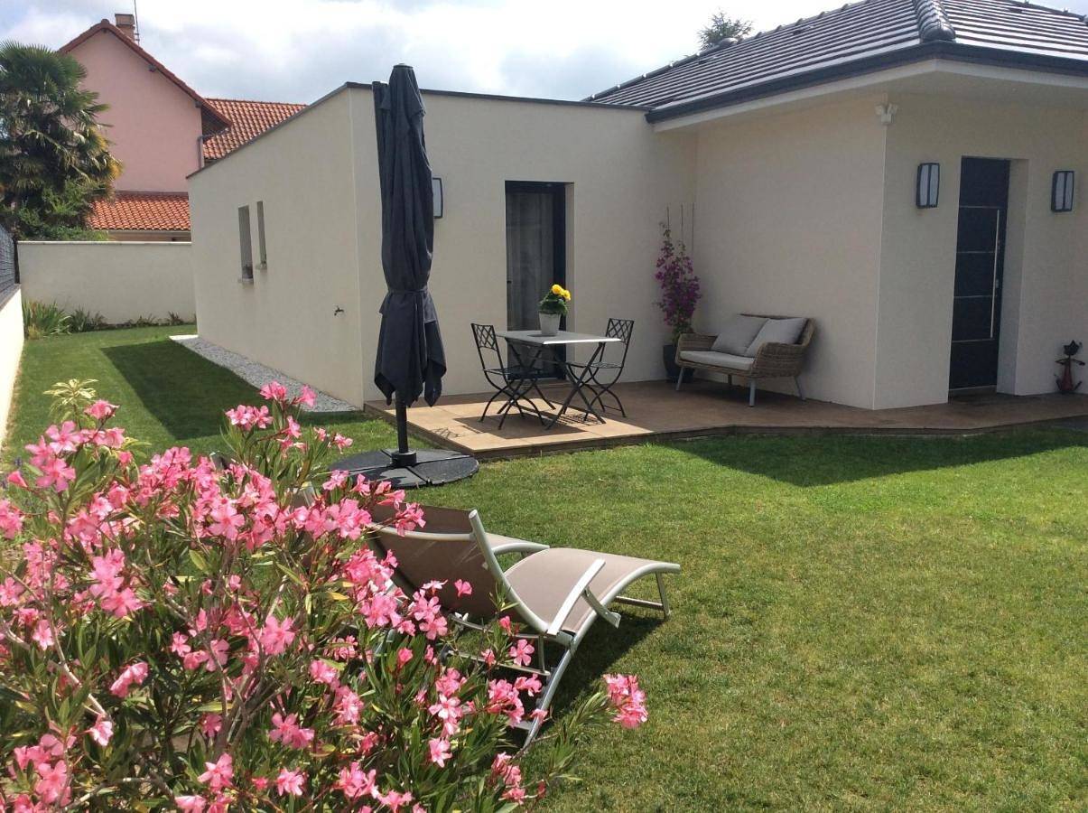 Du Côté de Chez Paule, chambre avec entrée indépendante et salle d'eau privative in Séméac, Hautes-Pyrénées