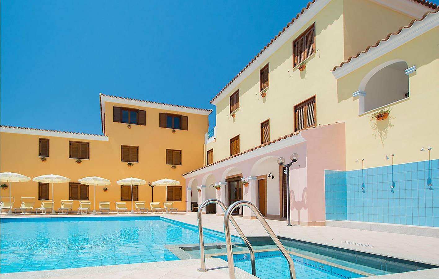 Ganze Ferienwohnung, Poolside Apartment in der Nähe von Sas Linnas Siccas Beach. in Sos Alinos, Orosei