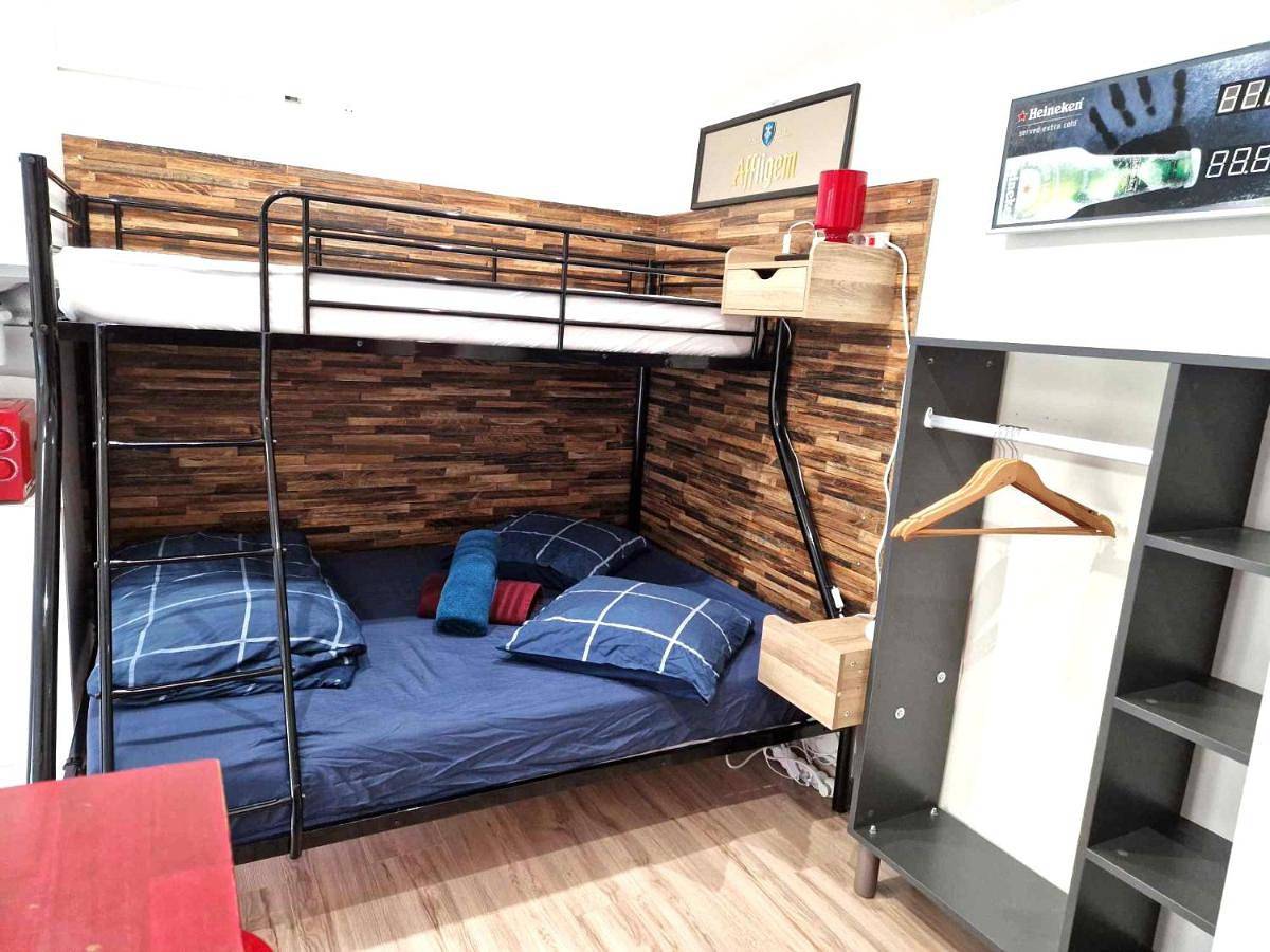 Appartement entier, 10 - Joli studio avec deux lits, un lit double et un lit simple, logement tout équipé pour 1, 2 ou 3 personnes maximum, vue sur parc arboré, parking privatif gratuit, grand fourgon possible, tout le linge de maison est fourni in Razac-sur-l'Isle, Périgord Blanc