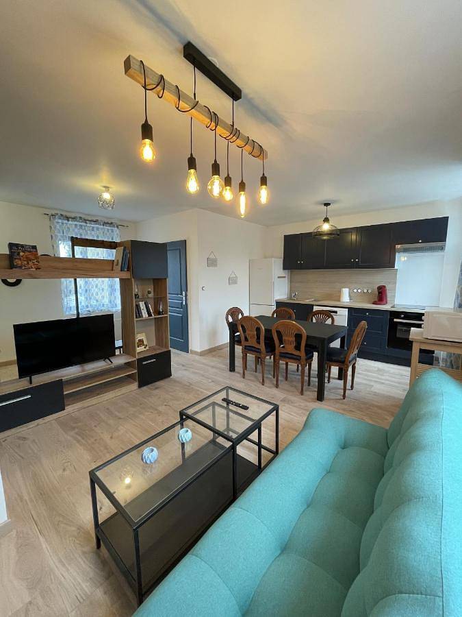 Appartement entier, Three-Bedroom Apartment in Noyen-sur-Sarthe, Sarthe