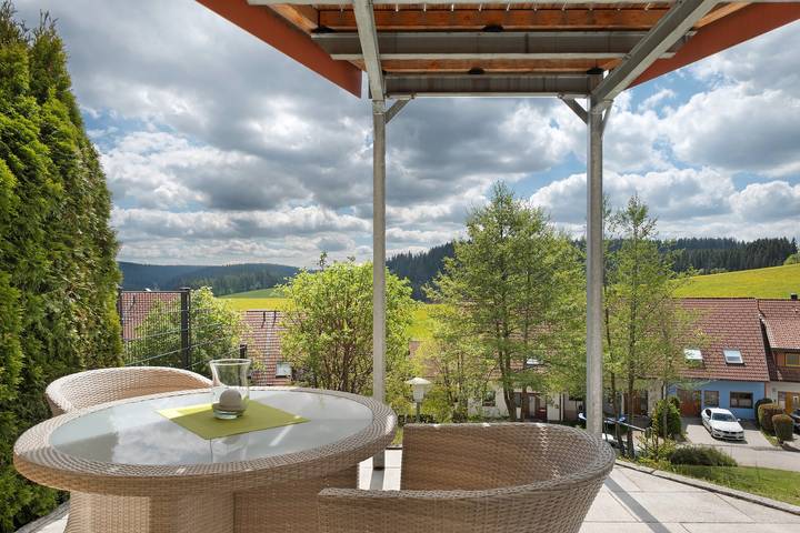 Ganze Wohnung, Ferienwohnung 'Furtwangen' mit Bergblick, privater Terrasse und Wi-Fi in Furtwangen ort, Furtwangen
