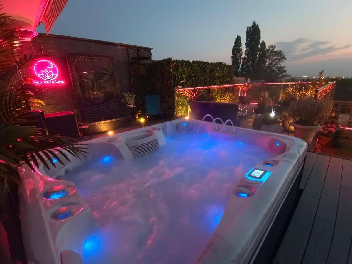 Spa de la Lune - Private love room suite with terrace and view - Air Conditioned- Double jacuzzi - Sauna - King size bed - Free Wifi - Free parking - Free breakfast - Close to Cdg airport and to the North of Paris in Clichy-sous-Bois, Seine-Saint-Denis