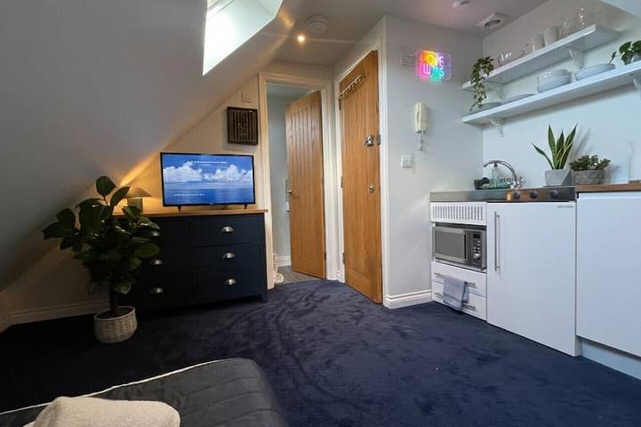 Entire apartment, Modern ensuite Studio Retreat off Vibrant Mill Rd in Cambridge, Cambridgeshire