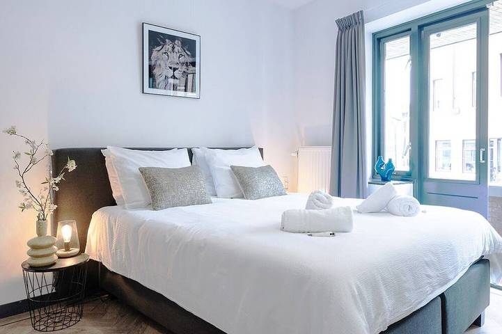 Ganze Wohnung, Moderne Studio mit eigener Küche, Bad und zwei Balkonen in einem historischen Gebäude. in Tilburg, Nordbrabant