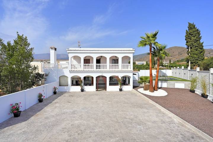 Ferienhaus für 10 Personen, mit Balkon und Garten sowie Pool in Motril