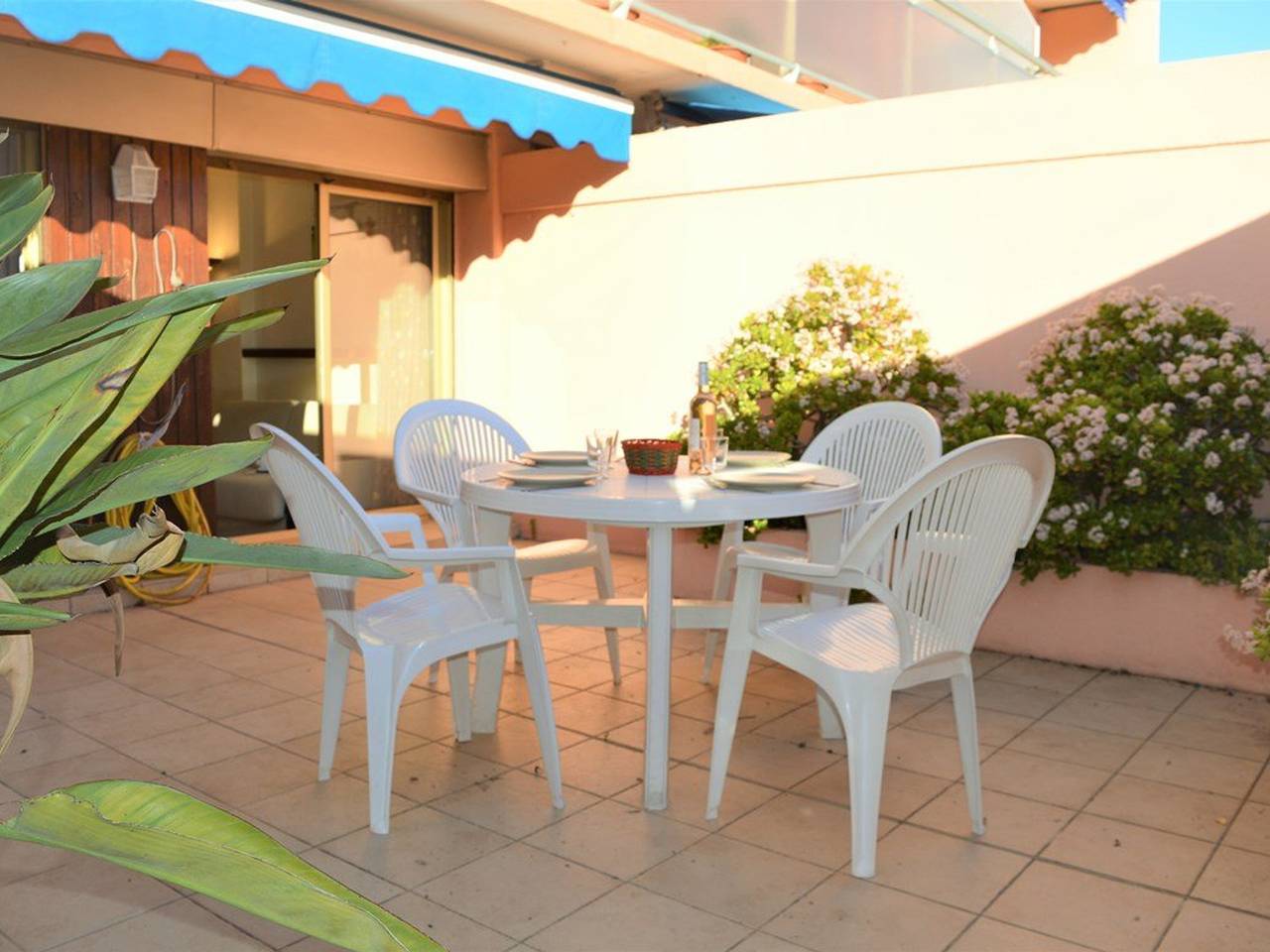 Entire apartment, Air-conditioned studio with terrace and garage - Sleeps 4 in Le Lavandou, Toulon region