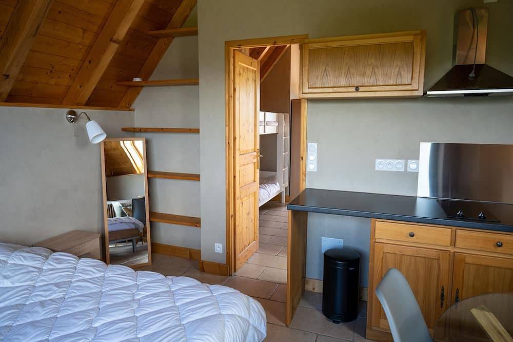 Domaine de vacances avec piscine in Cassaniouze, Région d'Aurillac