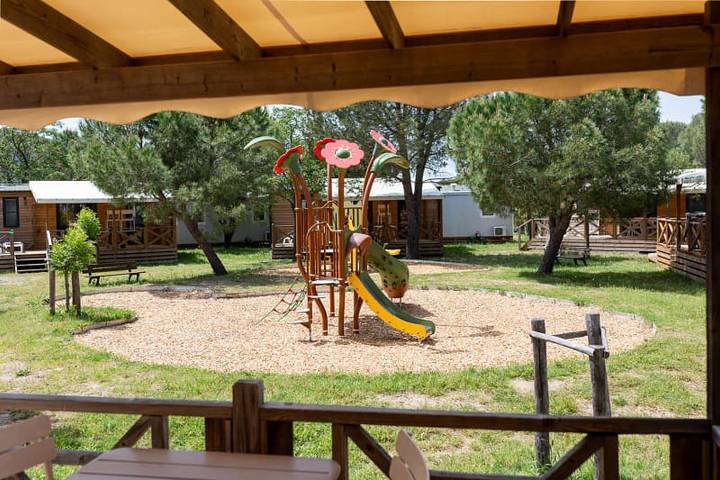 Caravane pour 6 personnes, avec vue sur le lac ainsi que terrasse et balcon/terrasse à Le Muy - 3