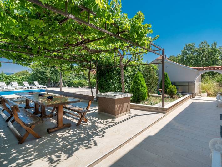 Schöne Villa in einem friedlichen und ruhigen Dorf in Makarska Riviera
