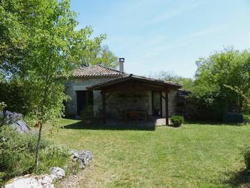 Gîte pour 2 personnes, avec jardin ainsi que terrasse et piscine dans le Lot