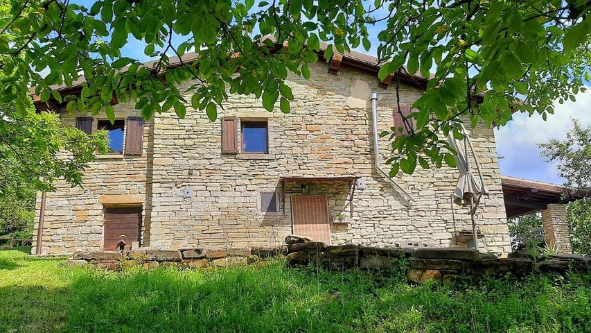 Rustico per 4 persone, con panorama e giardino in Umbria