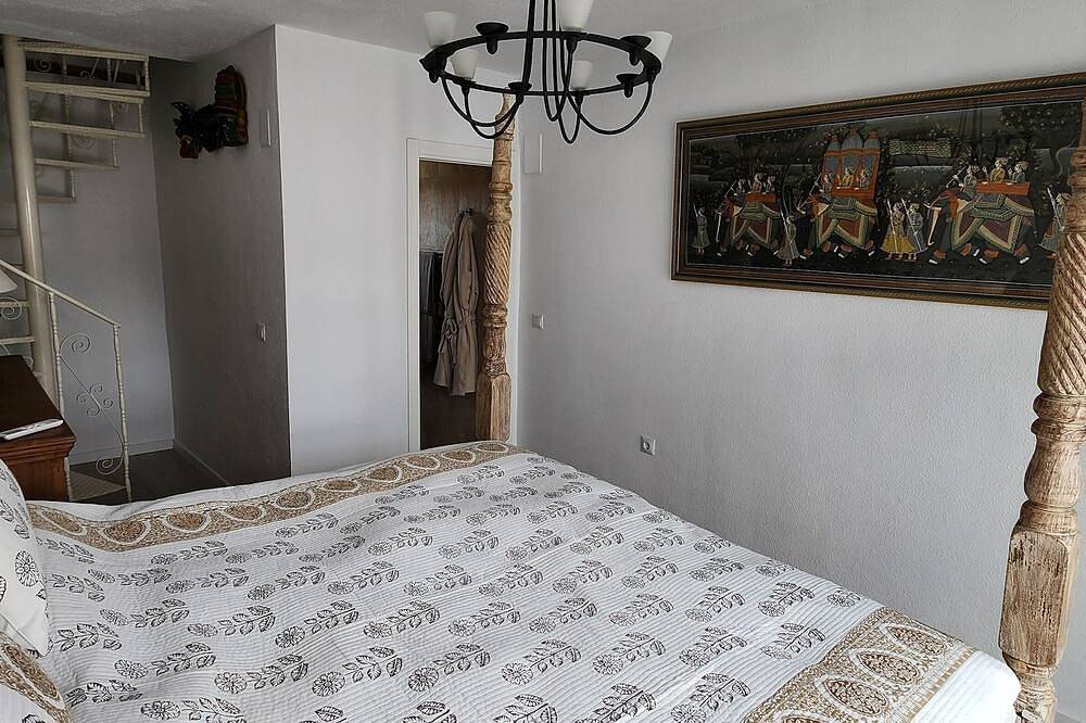 10 minutes to the beach! King Suite for 2 adults in quiet B&B with private pool. in San Fulgencio, Costa Blanca