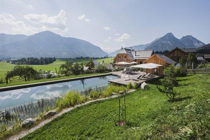 Ferienwohnung für 4 Personen, mit Balkon und Terrasse sowie Garten und Pool